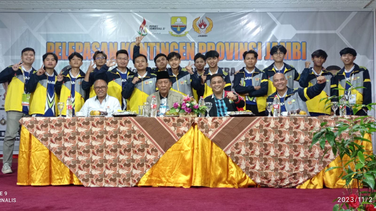 Wakil Gubernur Jambi Abdullah Sani dan Ketum KONI Jambi Lepas Kontingen Jambi Pekan Olahraga Wilayah (PORWIL) Sumatera Ke-XI Tahun 2023