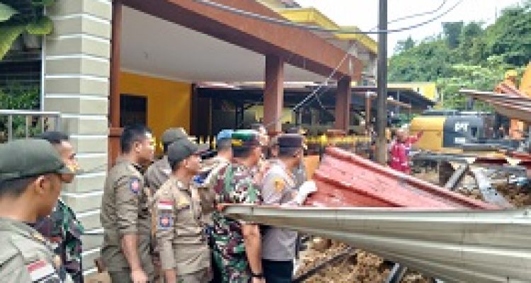 longsor di Tiban Koperasi