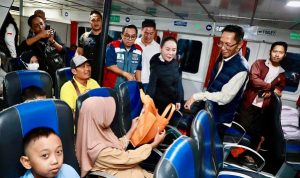 Wali kota Batam, Amsakar Achmad, bersama Wakil Wali kota Batam, Li Claudia Chandra, menyapa pemudik saat meninjau arus mudik Lebaran di Terminal Domestik Sekupang, Minggu (15/3/2026) dini hari. HUMAS DISKOMINFO BATAM / DHEO ANANDA PUTRA