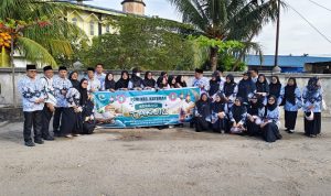 PGRI Kateman Berbagi Takjil untuk Masyarakat dan Sarung untuk Santri