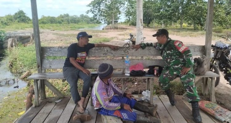 Babinsa Koramil 06/KTM Aktif Bangun Kesadaran Warga di Teluk Belengkong
