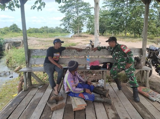 Babinsa Koramil 06/KTM Aktif Bangun Kesadaran Warga di Teluk Belengkong