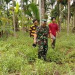Babinsa Koramil 06/KTM Patroli Tapal Batas Sekaligus Silaturahmi Idul Fitri di Sungai Teritip
