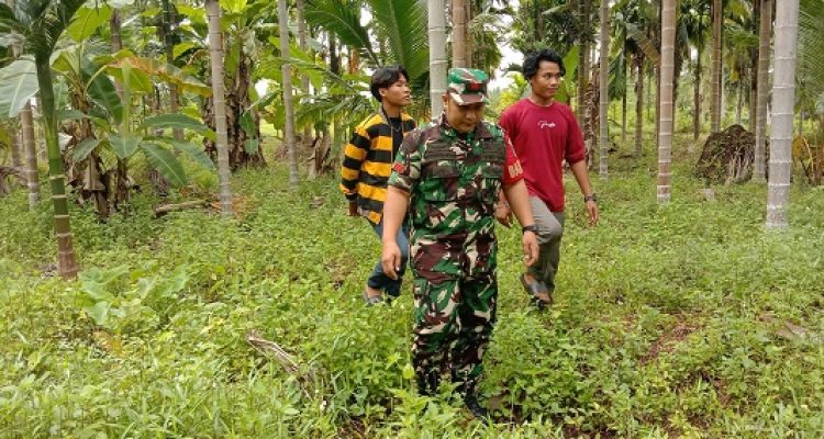 Babinsa Koramil 06/KTM Patroli Tapal Batas Sekaligus Silaturahmi Idul Fitri di Sungai Teritip