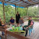 Hangatnya Idul Fitri di Sungai Teritip, Babinsa Hadir Jaga Kedekatan dan Stabilitas Wilayah