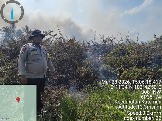 PERSONIL POLSEK KATEMAN IKUT SERTA PADAMKAN KEBAKARAN LAHAN