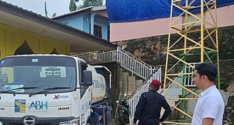 Penyaluran Air Bersih Oleh Polsek Batu Ampar