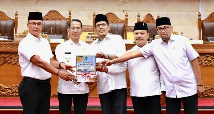 Wali Kota Batam, Amsakar Achmad, bersama pimpinan DPRD Batam usai menyampaikan LKPJ Tahun Anggaran 2025 di Ruang Sidang Utama DPRD Batam, Senin (30/3/2026).