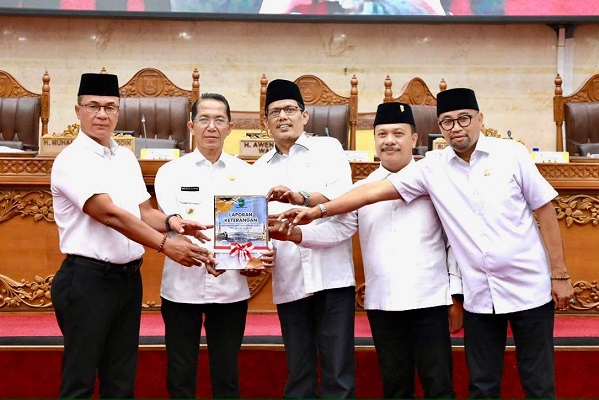 Wali Kota Batam, Amsakar Achmad, bersama pimpinan DPRD Batam usai menyampaikan LKPJ Tahun Anggaran 2025 di Ruang Sidang Utama DPRD Batam, Senin (30/3/2026).
