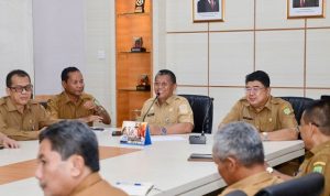 Sekda Batam, Firmansyah, memimpin Rapat Prognosis Pendapatan Daerah Tahun 2027 di Kantor Wali Kota Batam, Senin (30/3/2026).