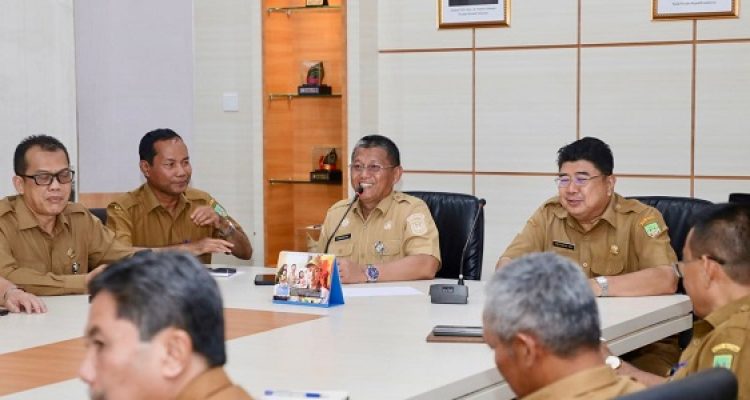 Sekda Batam, Firmansyah, memimpin Rapat Prognosis Pendapatan Daerah Tahun 2027 di Kantor Wali Kota Batam, Senin (30/3/2026).