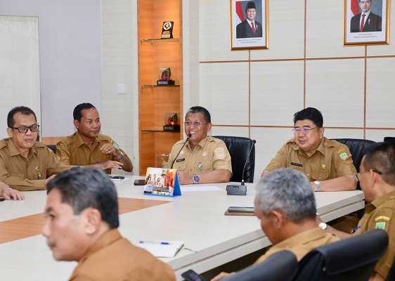 Sekda Batam, Firmansyah, memimpin Rapat Prognosis Pendapatan Daerah Tahun 2027 di Kantor Wali Kota Batam, Senin (30/3/2026).