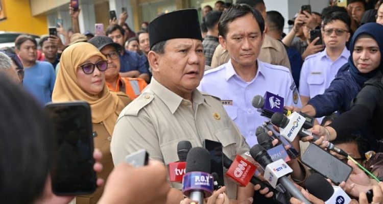 Presiden Prabowo Subianto usai menjenguk korban di RSUD dr. Chasbullah Abdulmadjid, Kota Bekasi, Provinsi Jawa Barat pada Selasa (28/4/2026). (BPMI Setpres)