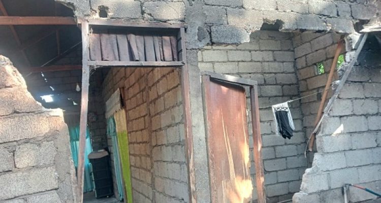 Gempa M7,6 Kota Bitung berdampak pada kerusakan rumah warga di Kabupaten Minahasa, Sulawesi Utara