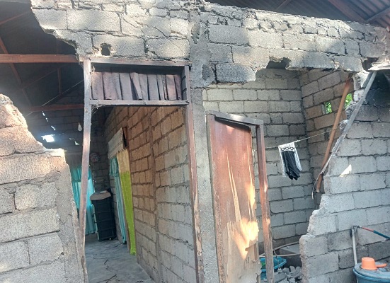 Gempa M7,6 Kota Bitung berdampak pada kerusakan rumah warga di Kabupaten Minahasa, Sulawesi Utara