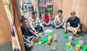 Bhabinkamtibmas Desa Penjuru Mediasi Warga, Sekaligus Ingatkan Larangan Tangkap Ikan Pakai Racun dan Setrum