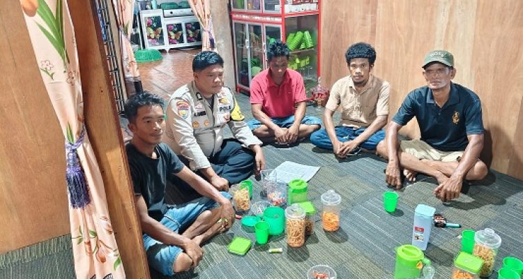 Bhabinkamtibmas Desa Penjuru Mediasi Warga, Sekaligus Ingatkan Larangan Tangkap Ikan Pakai Racun dan Setrum