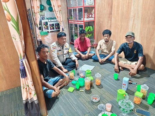 Bhabinkamtibmas Desa Penjuru Mediasi Warga, Sekaligus Ingatkan Larangan Tangkap Ikan Pakai Racun dan Setrum