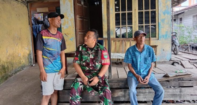 Babinsa Koramil 06/KTM Jalin Silaturahmi Bersama Warga, Imbau Tidak Membakar Lahan