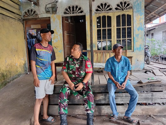 Babinsa Koramil 06/KTM Jalin Silaturahmi Bersama Warga, Imbau Tidak Membakar Lahan