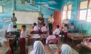 Babinsa Koramil 06 Kateman Turut Awasi Makan Bergizi untuk Siswa