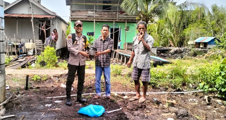 Dukung Program Green Policing, Polsek Kateman Tanam Pohon di Kampung Nelayan