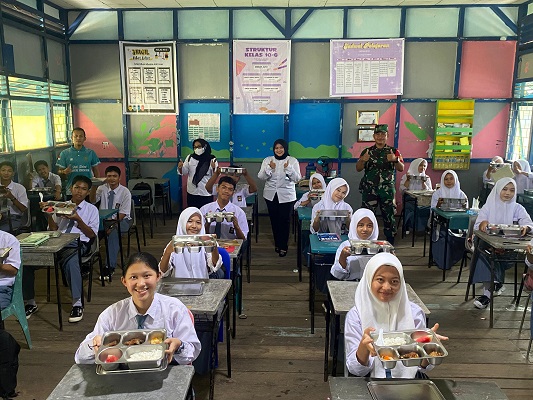 Sinergi Babinsa dan SPPG, Ribuan Pelajar Kateman Nikmati Makan Sehat Bergizi