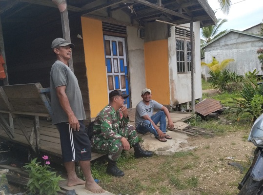 Babinsa Koramil 06/KTM Sosialisasikan Rekrutmen TNI - AD Kepada Warga Teluk Belengkong