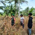Babinsa Kopda Raja Sihotang Ajak Warga Bersatu Cegah Karhutla, Patroli Tapal Batas Pastikan Wilayah Aman