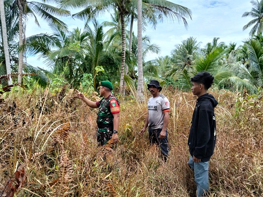 Babinsa Kopda Raja Sihotang Ajak Warga Bersatu Cegah Karhutla, Patroli Tapal Batas Pastikan Wilayah Aman