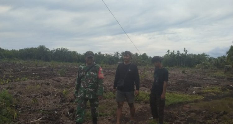 ​Sinergi TNI dan Masyarakat Jaga Sterilitas Tapal Batas Hibrida Mulya dari Ancaman Karhutla