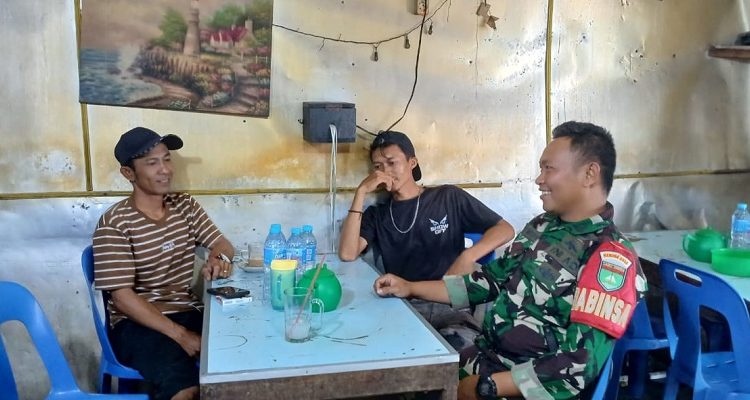 Jalin Silaturahmi, Babinsa Koramil 06/KTM Pererat Hubungan Emosional dengan Warga Tanjung Raja