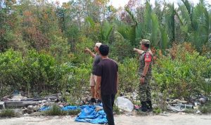 Pratu Deby Maharezki Laksanakan Patroli Tapal Batas di Desa Tanjung Raja, Pastikan Wilayah Kateman Aman dan Bebas Asap