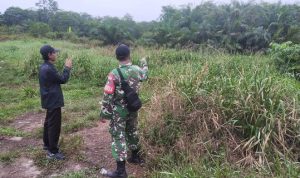 Jaga Stabilitas Perbatasan, Babinsa Koramil 06/Kateman Sisir Jalur Tapal Batas Hibrida Mulya