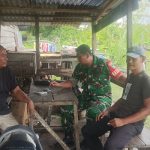 Pererat Silaturahmi, Babinsa Koramil 06/KTM Laksanakan Pengawasan Komduk SDM di Desa Air Tawar