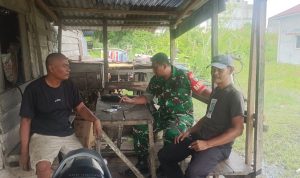 Pererat Silaturahmi, Babinsa Koramil 06/KTM Laksanakan Pengawasan Komduk SDM di Desa Air Tawar