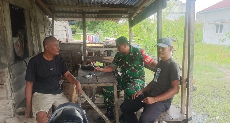 Pererat Silaturahmi, Babinsa Koramil 06/KTM Laksanakan Pengawasan Komduk SDM di Desa Air Tawar