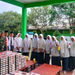 Dukung Program Gizi Nasional, Babinsa Koramil 06/Kateman Dampingi Distribusi Ribuan Porsi Makan Sehat di Inhil