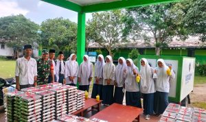 Dukung Program Gizi Nasional, Babinsa Koramil 06/Kateman Dampingi Distribusi Ribuan Porsi Makan Sehat di Inhil