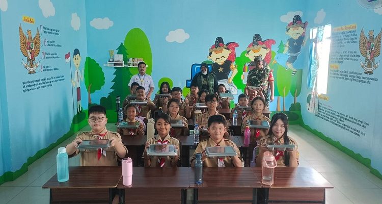 Kodim 0314/Inhil Dampingi Distribusi Ribuan Porsi Makan Sehat Bergizi di Kateman