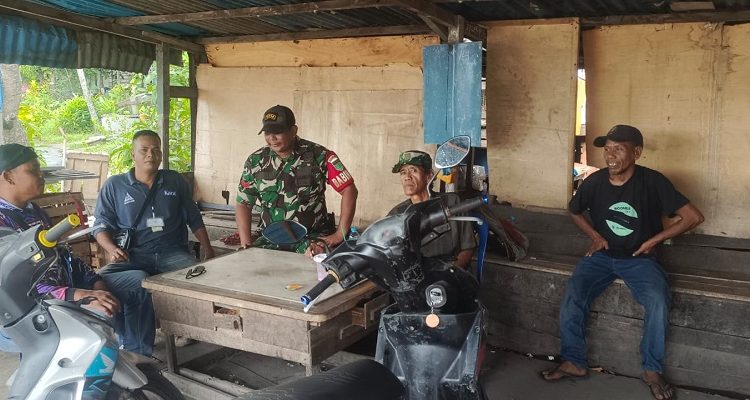 Babinsa Koramil 06/KTM Koptu Al Alim Laksanakan Komsos dengan Warga Desa Air Tawar