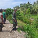 Jamin Keamanan Wilayah Perbatasan, Babinsa Koramil 06/KTM Laksanakan Patroli Tapal Batas di Desa Kuala Selat