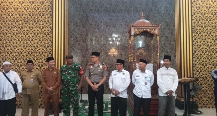Air Mata Haru dan Toleransi Warnai Pelepasan 31 Calon Jamaah Haji Kecamatan Kateman di Masjid Al Falah