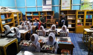 Babinsa Koramil 06/Kateman mendampingi penyaluran 5.794 porsi Makan Sehat Bergizi kepada pelajar dan balita di Kecamatan Kateman, Indragiri Hilir, Selasa (28/04/2026)