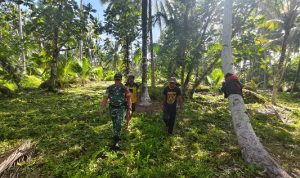 Babinsa Koramil 06/KTM menyisir tapal batas Desa Tunggal Rahayu Jaya untuk menjaga keamanan wilayah
