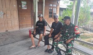 Koptu Deri P Babinsa Koramil 06 Kateman dialog bersama Masyarakat Desa Penjuru