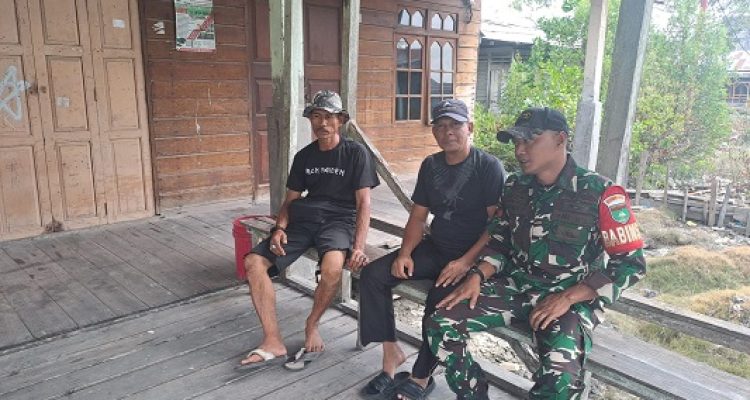 Koptu Deri P Babinsa Koramil 06 Kateman dialog bersama Masyarakat Desa Penjuru