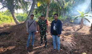 Babinsa Koramil 06 bersama Warga meninjau dan berdiskusi (Fhoto By Koramil 06 Kateman)