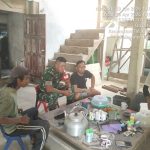 Kopda Raja Sihotang bincang santai bersama Warga dan memberikan informasi terkait penerimaan Anggota TNI (Fhoto Koramil 06 Kateman)