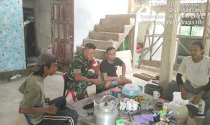Kopda Raja Sihotang bincang santai bersama Warga dan memberikan informasi terkait penerimaan Anggota TNI (Fhoto Koramil 06 Kateman)